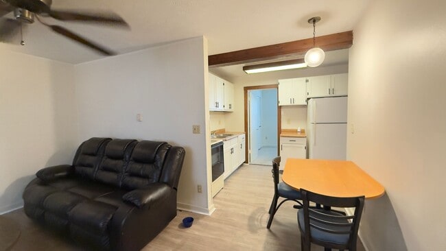 Building Photo - 233 S 4th St