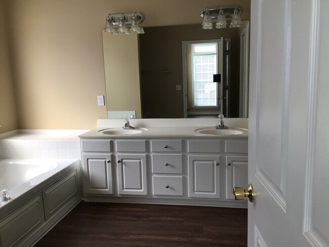 Building Photo - 303 Stallion Rd