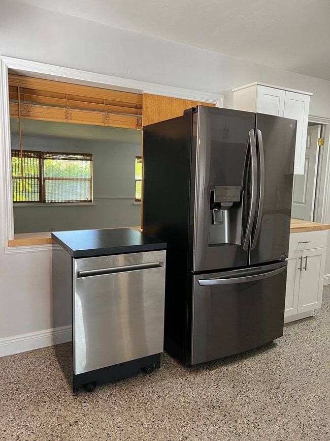 Building Photo - * Coming Soon* 2 Bedroom 1 Bath 2 Blocks from the Ocean