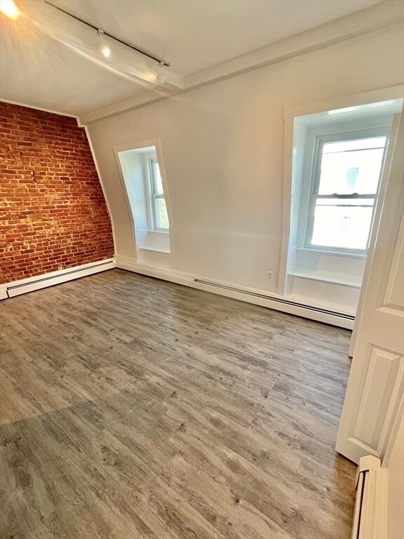 Building Photo - 655 E 7th St