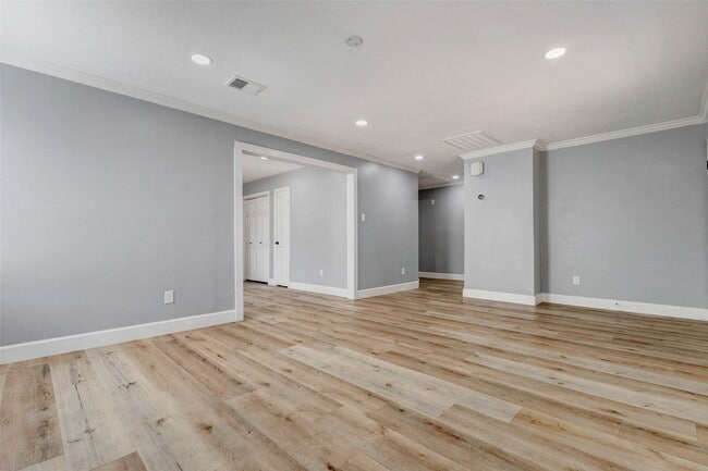 Building Photo - 611 Kenney St