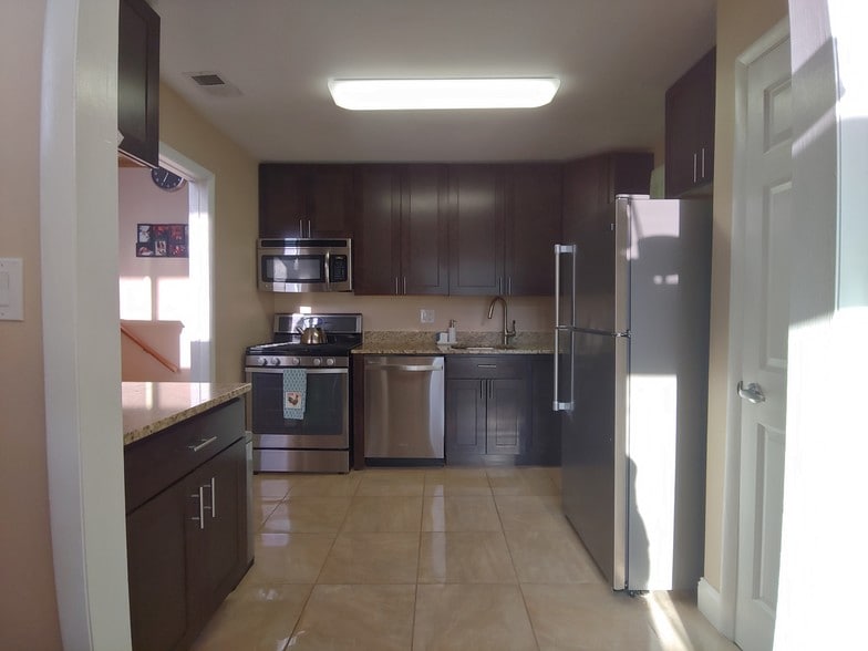Kitchen - 5578 Burnside Dr