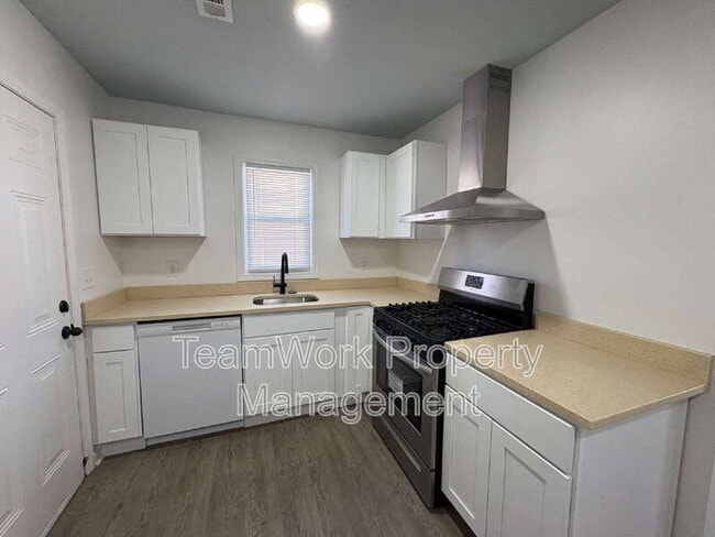Building Photo - 3119 Azalea Dr