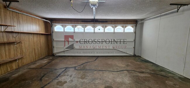 Building Photo - Spacious and Stunning 3 Bedroom 2 Bath Home in Longview!