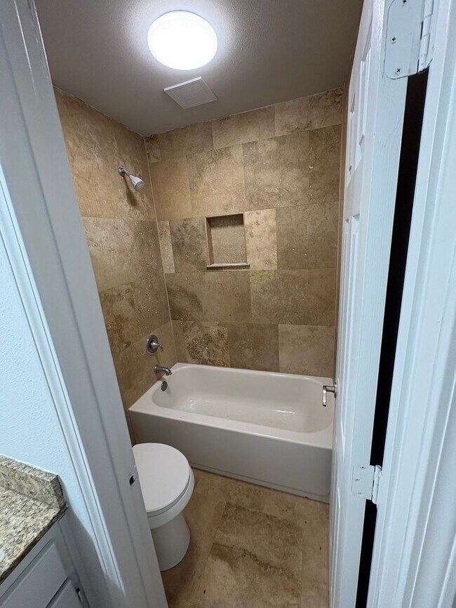 Building Photo - 2 Bedroom 1 Bath Apartment Close to Campus! Available Now!