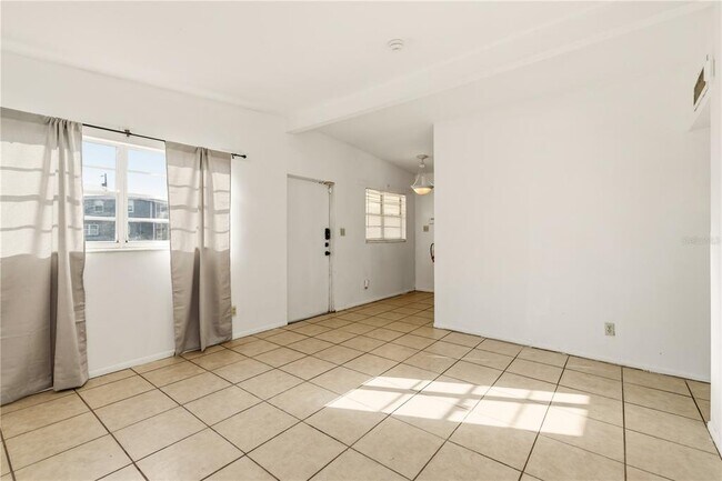 Building Photo - 2615 9th Ave Dr E