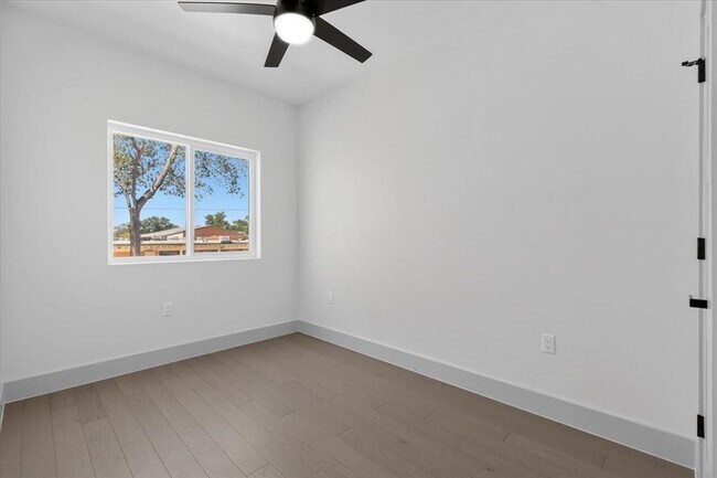 Building Photo - 1409 Emile St