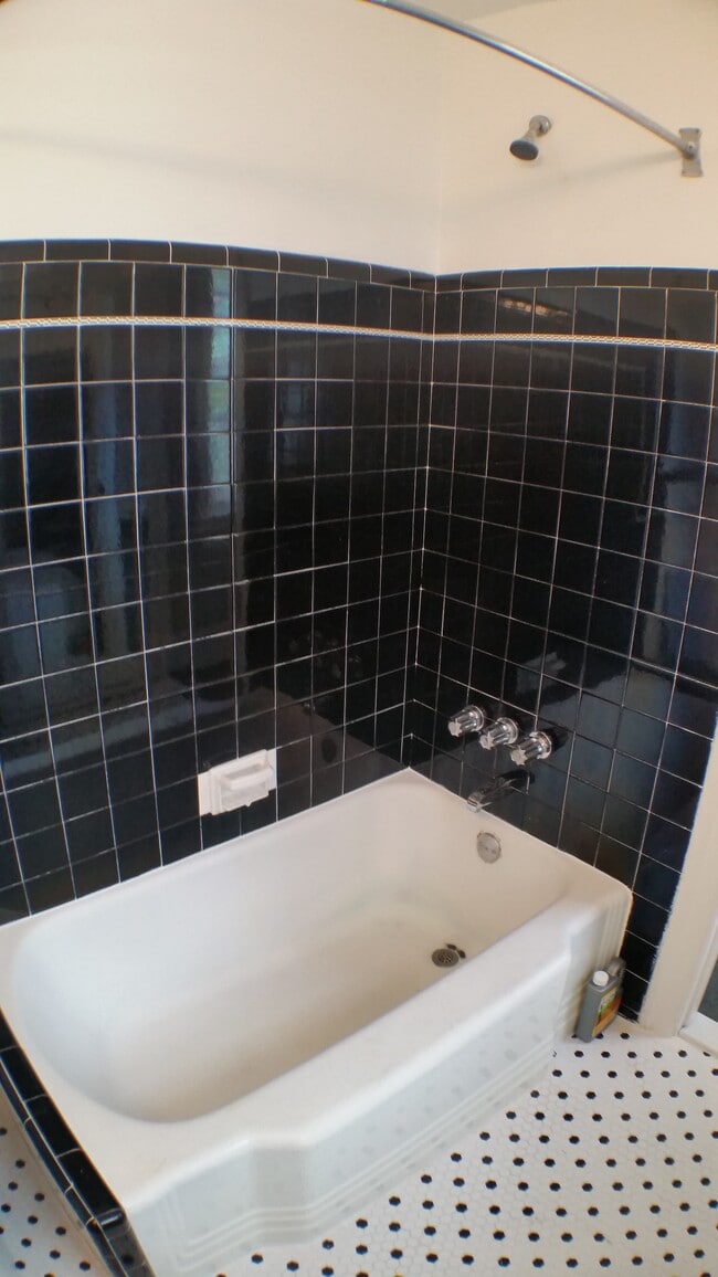 Bathroom - 5008 Penn St