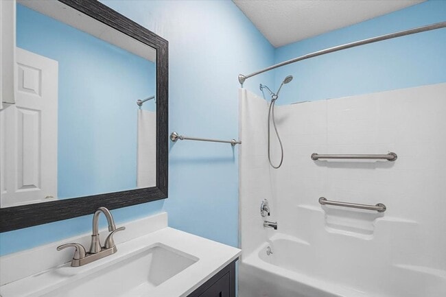 Building Photo - 212 W 58th St