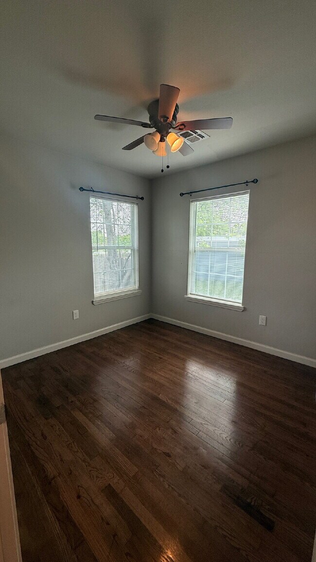 Building Photo - Newly renovated 3 bedroom 2 bath home centrally located!