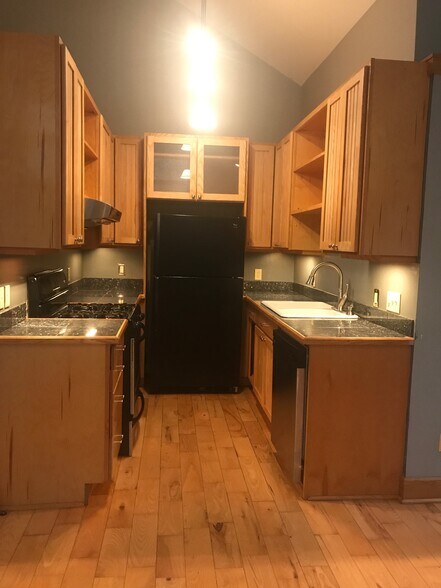 Building Photo - 304 Iron Ridge Loop