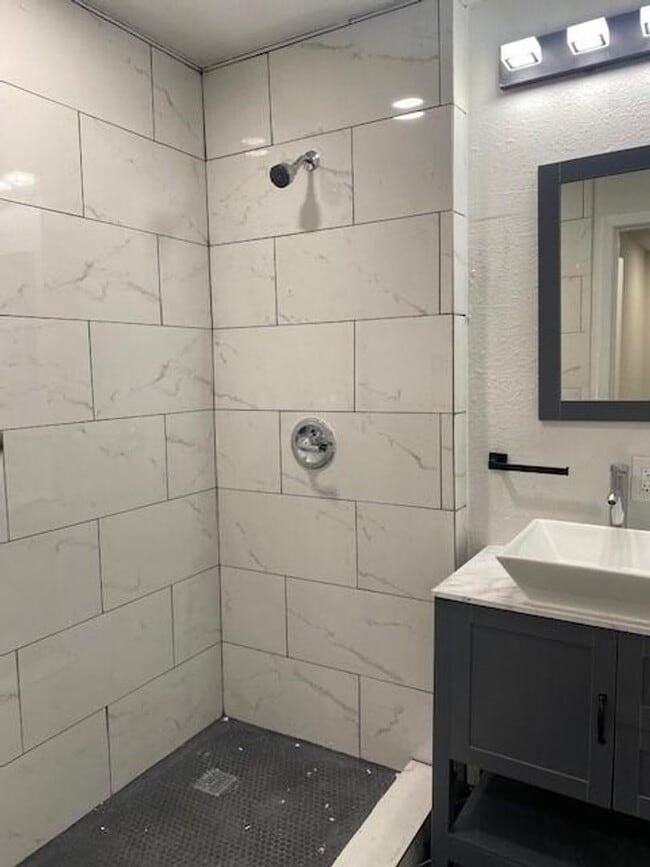 Building Photo - Remodel, large lot