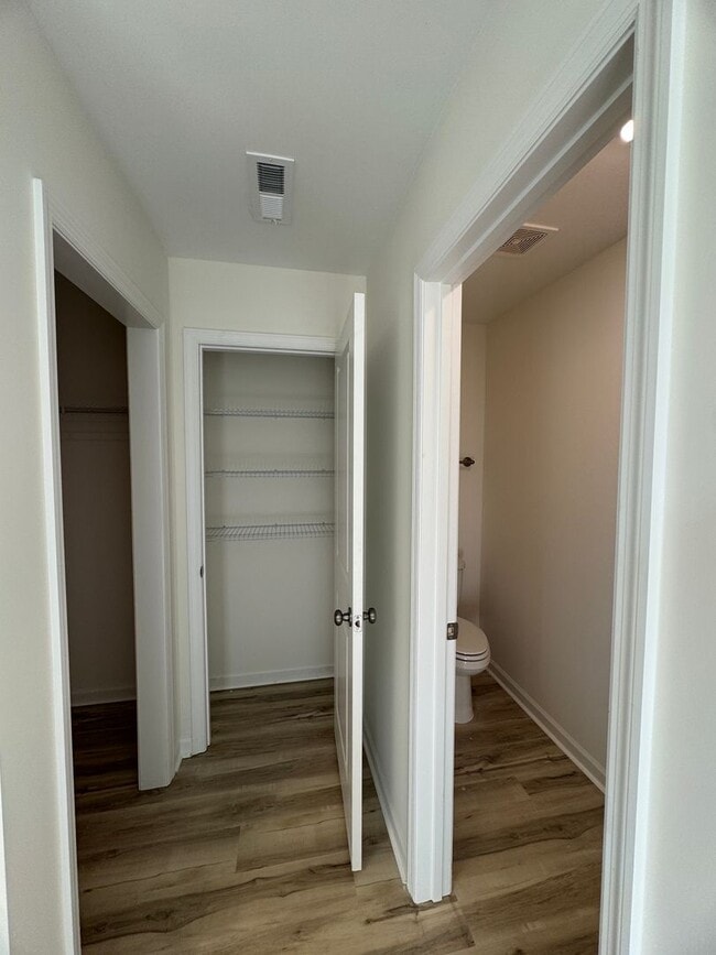 Building Photo - 4 Bedrooms! 1st Month's Rent Free!!