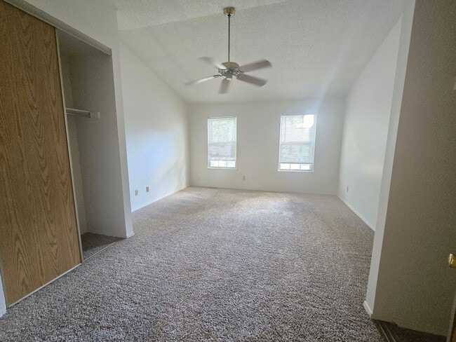 Building Photo - 2 Bedroom Townhome