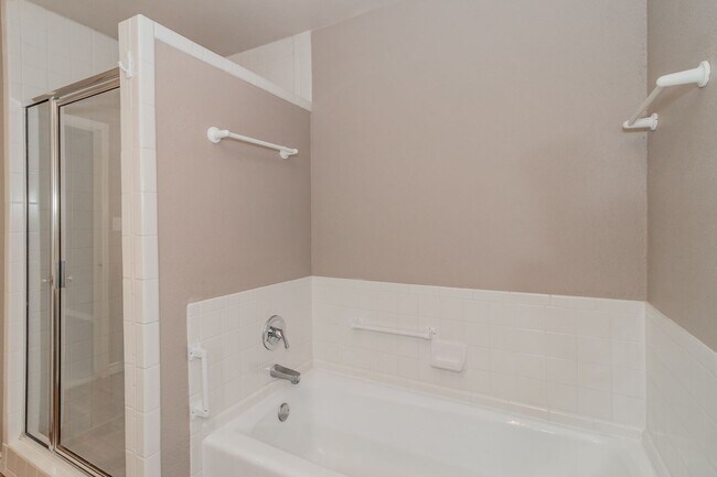 Building Photo - Beautiful townhome in a prime location nea...