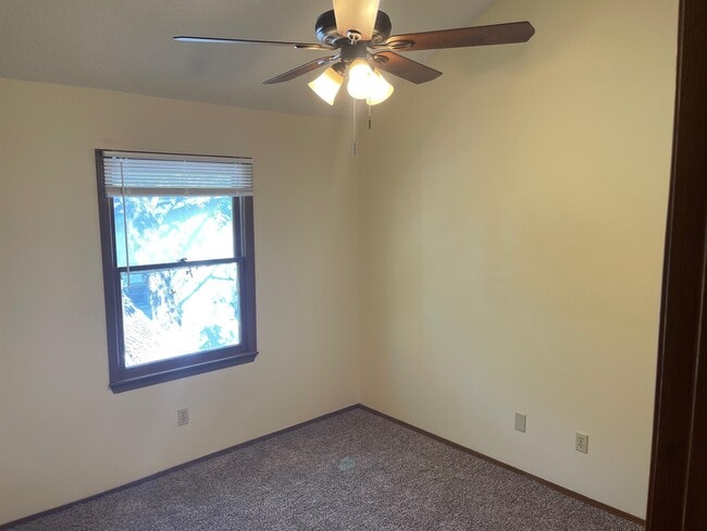 Building Photo - 807 Maple Ln