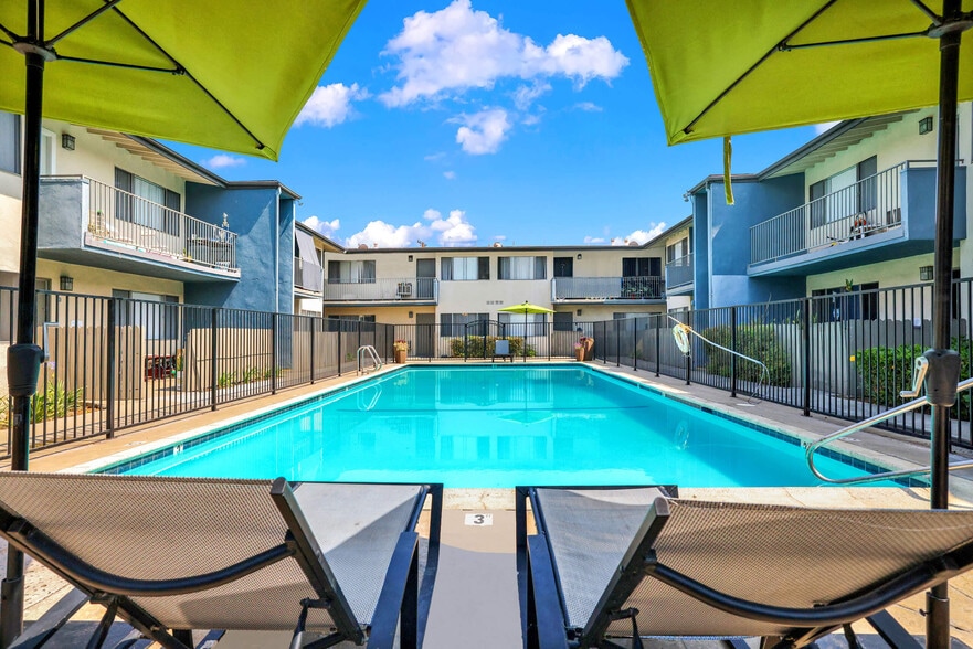 Primary Photo - Sunset Square Apartments