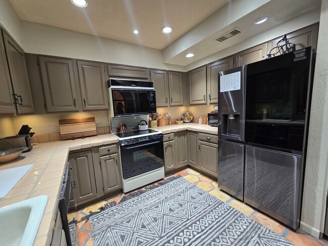 Building Photo - Furnished, 6-12 month rental