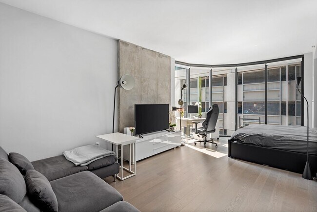 Building Photo - 55 Lagrange St