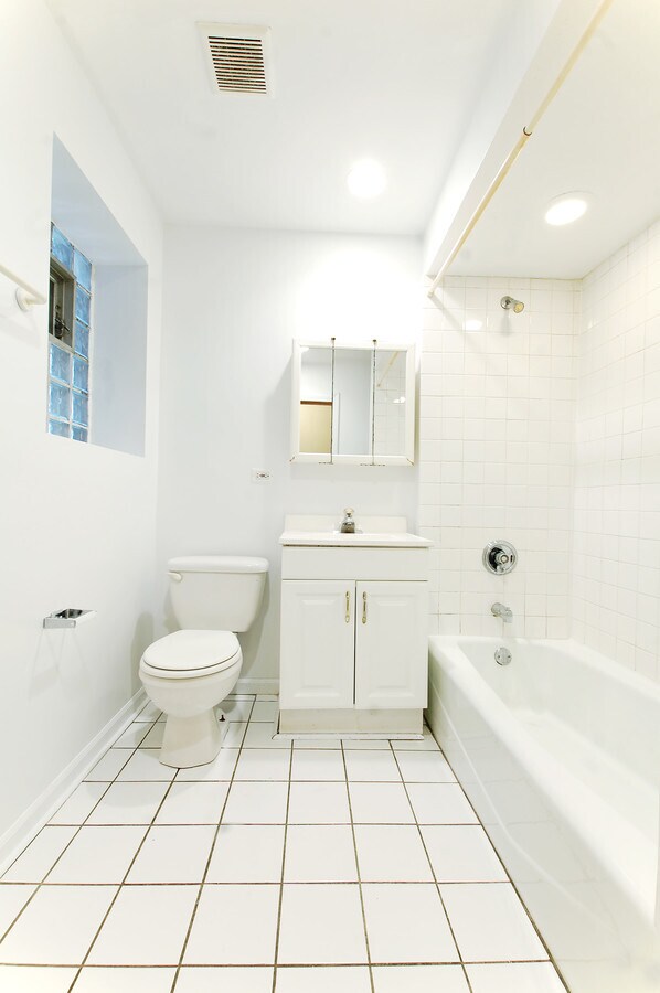Building Photo - 2714 N Kimball Ave