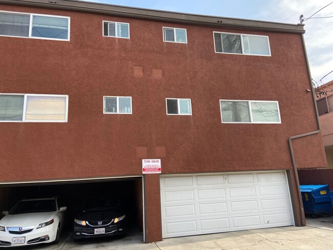 Building Photo - Beautiful upscale top floor 1 bedroom & 1 ...