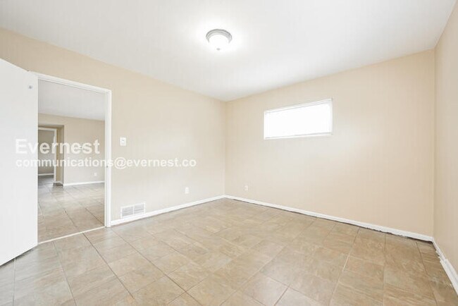 Building Photo - 3 Bed, 2 Bath Home with Fenced Yard / Available Soon!