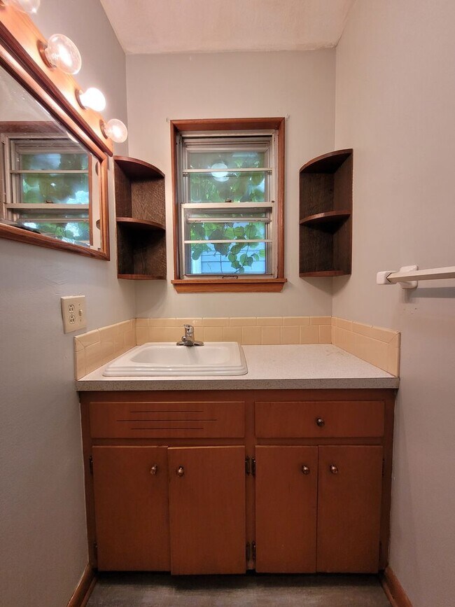 Building Photo - Move In Special! 4 Bedroom 1.5 Bath house!