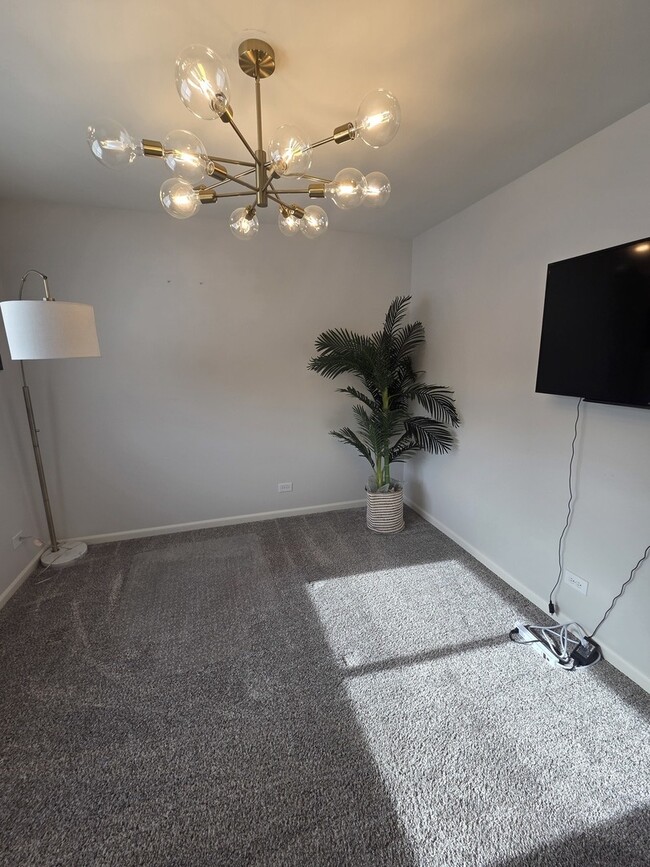 Building Photo - 719 Wellington Ln