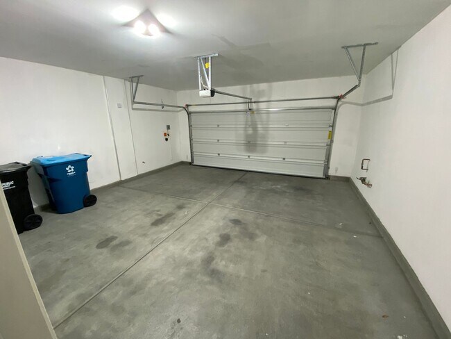 Building Photo - Wonderful 3 bed/3 bath home located in N. Las Vegas