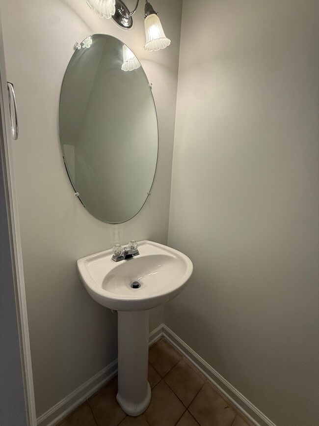 Building Photo - Spacious 2 bedroom 2.5 bath townhome