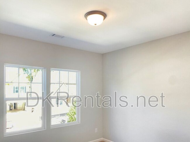 Building Photo - 241 Birchwood Row