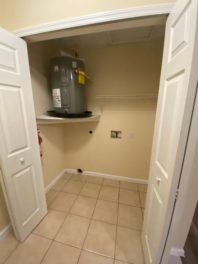 Building Photo - 2 Bdr/2bath townhome, great location!