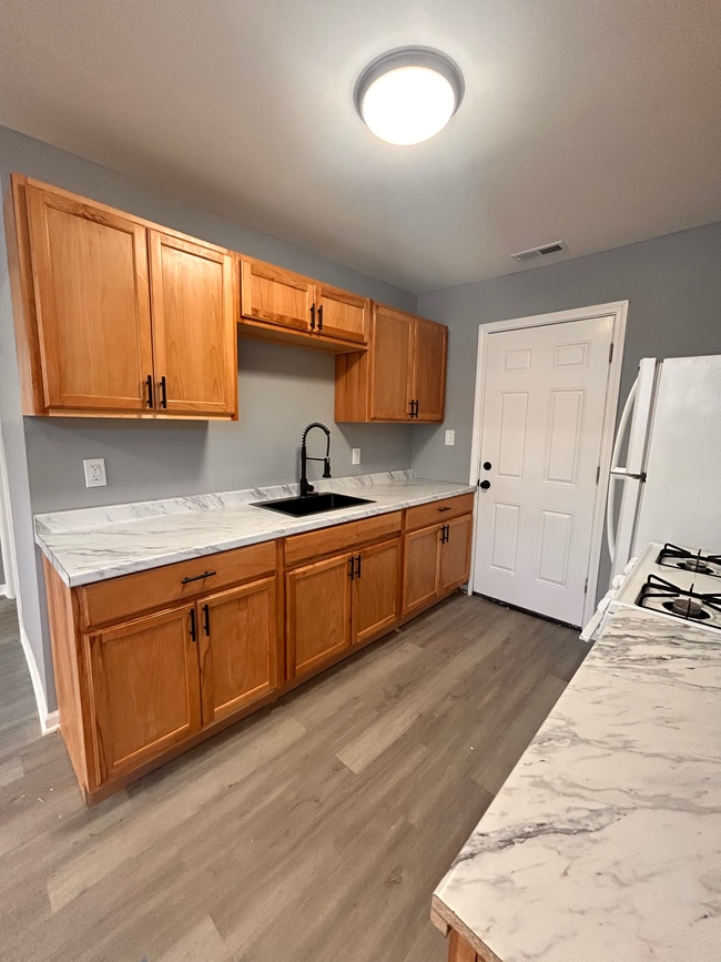 Building Photo - 2025 Central Dr