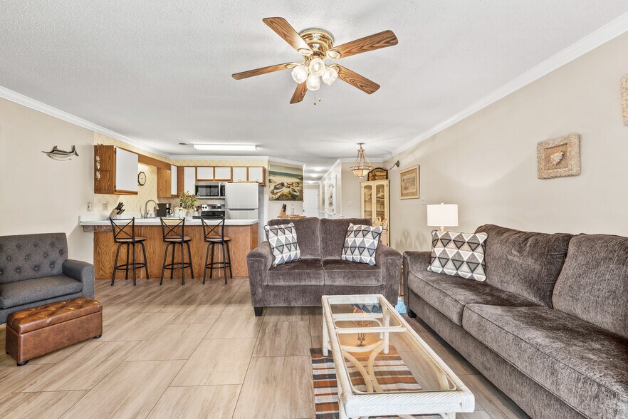 Building Photo - 1095 Plantation Dr W