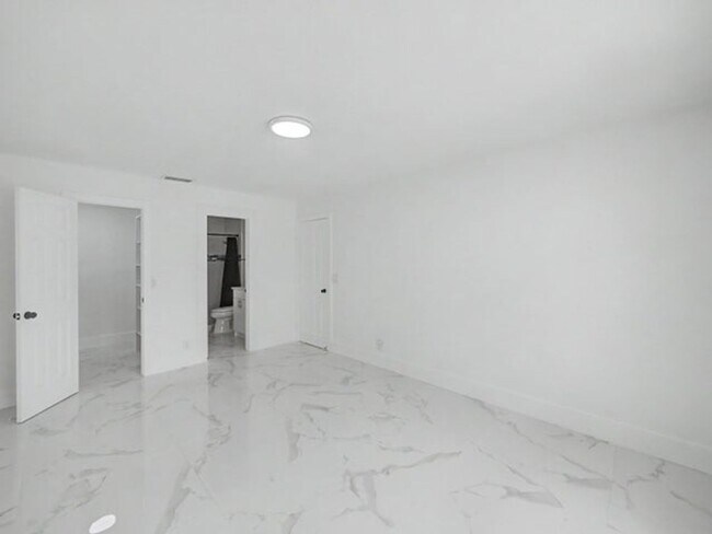 Building Photo - 8464 Lake Worth Rd