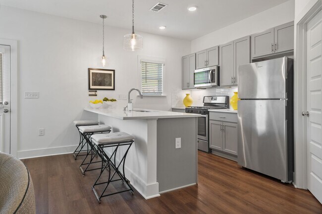 Building Photo - 2 Bedroom Home in Premier Location