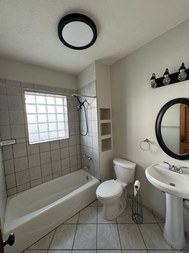 Building Photo - 1002 B St