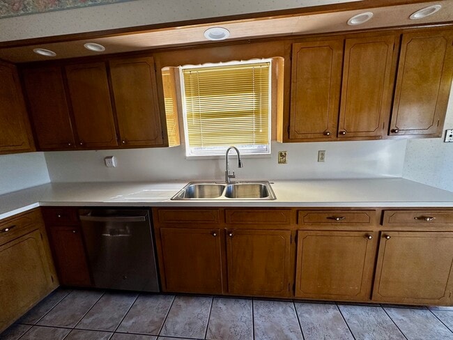 Building Photo - 1235 Elaine Dr