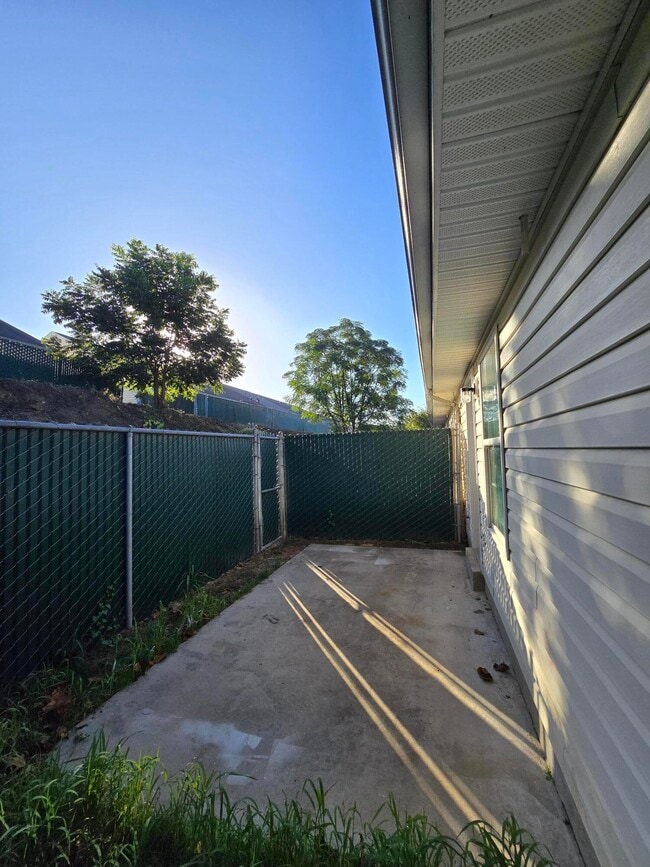 Building Photo - 528 Edgecliff Ln