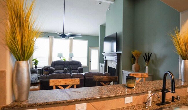Building Photo - 2109 Mooncrest Dr