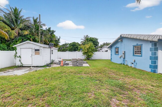 Building Photo - 601 SW 5th Ave