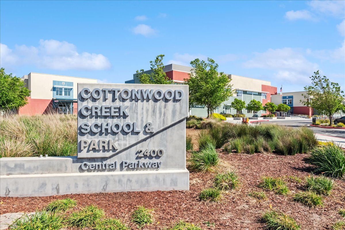 Cottonwood Creek School - 2821 Stringham Way