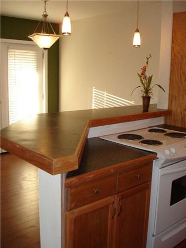 Building Photo - Location + Amenities + Covered Parking