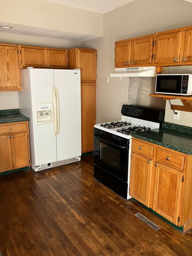 Building Photo - Lovely 3 Bed Colonial main floor laundry