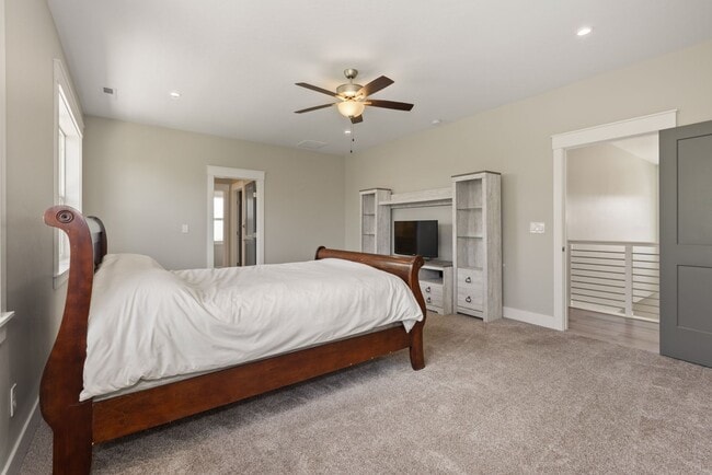 Building Photo - PROMO*** $1000 Off 1st Month of Rent -Beau...