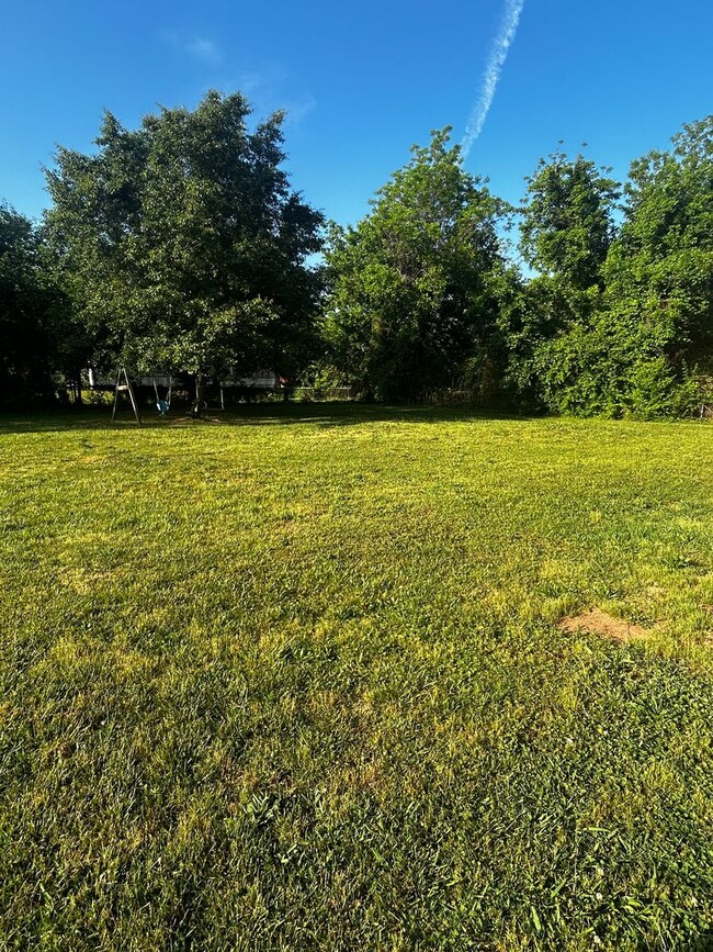 Building Photo - 3 Bedroom 1 bathroom Renovated! 5 minutes ...