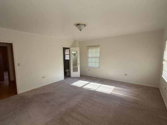 Building Photo - Pinson - Open Floor Plan with Large Living & Family Rooms 2 Bedrooms 2 Bath over 2500 sqft