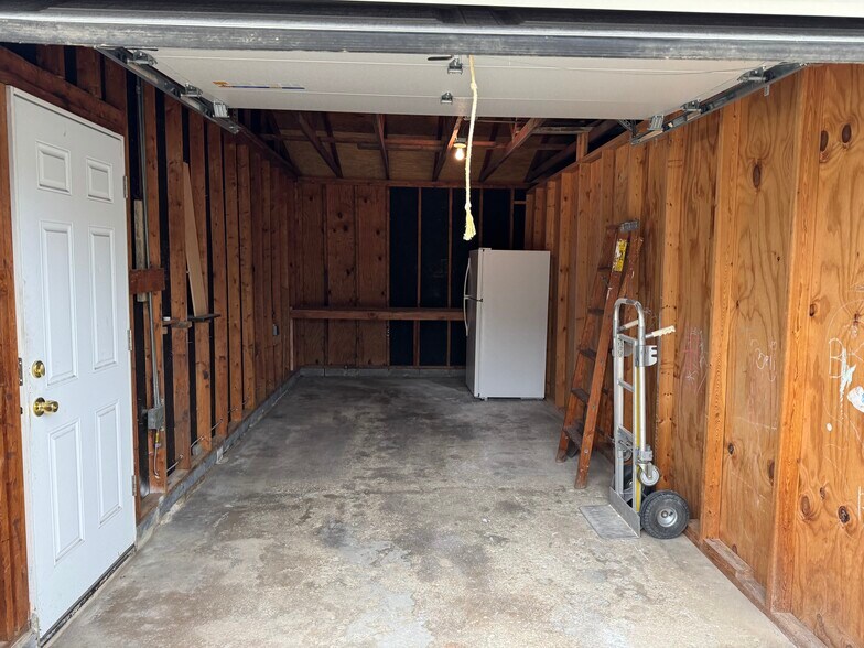 Building Photo - 545 Mentor Ave