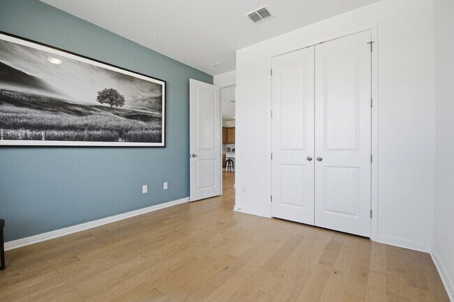Building Photo - Townhome With Fenced Yard, Neighborhood Pickleball Court, Dog Park, Yard Maintenance Paid