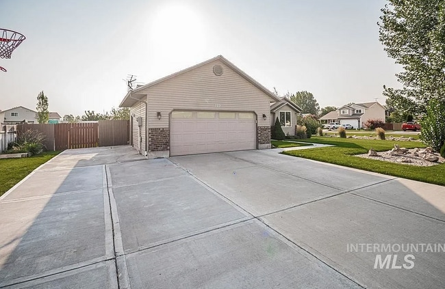 Building Photo - 2221 Frontier Dr